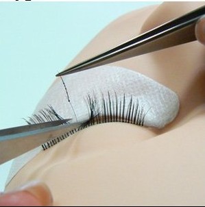 La pratique en matière de tatouage pèle des yeux hydratant la correction de gel pour des prolongements de cil 1