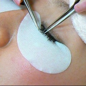 La pratique en matière de tatouage pèle des yeux hydratant la correction de gel pour des prolongements de cil 0